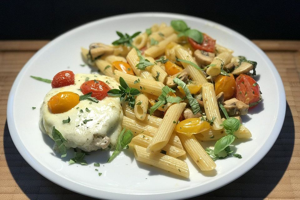 Mozzarella-Steaks mit Penne rigate, Tomaten und Champignons