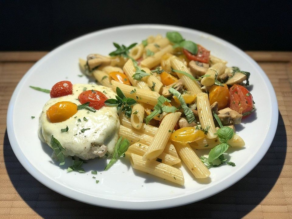 Mozzarella-Steaks mit Penne rigate, Tomaten und Champignons von SessM ...