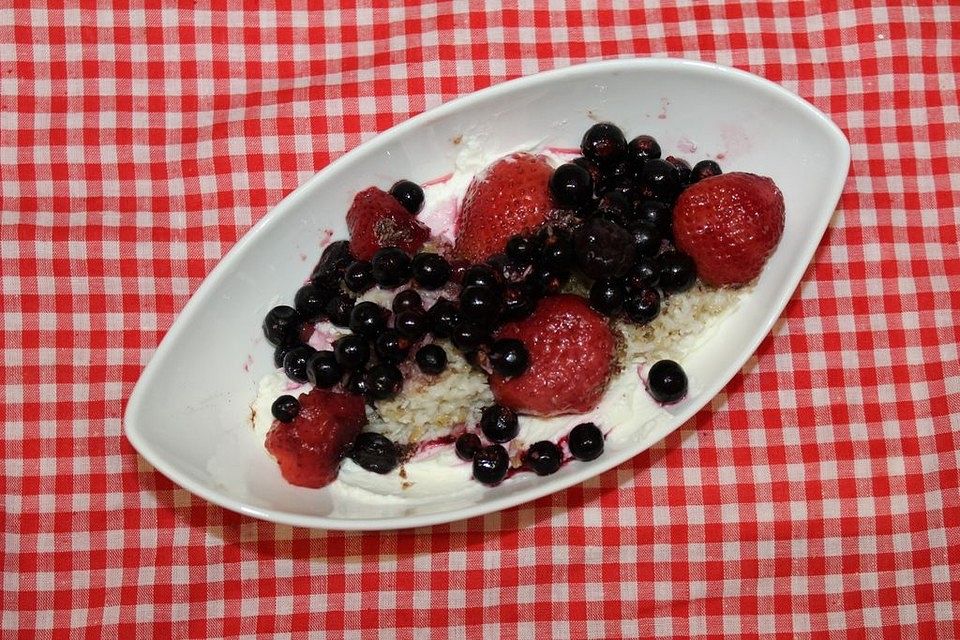 Leckerer Quark mit Granola und Beeren