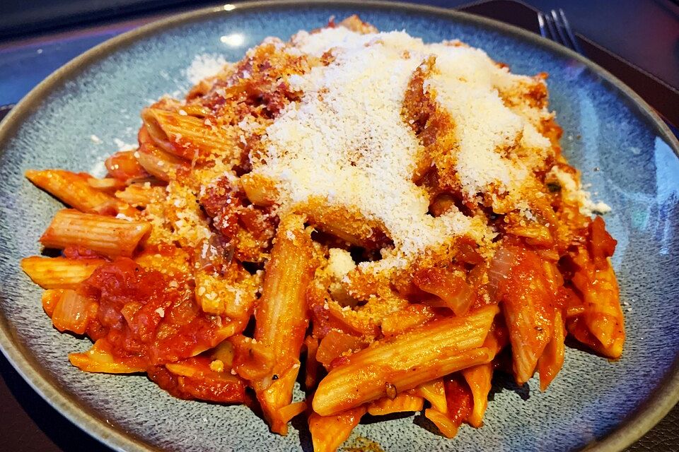 Rigatoni mit San Marzano-Cremesauce alla Papa Gusto