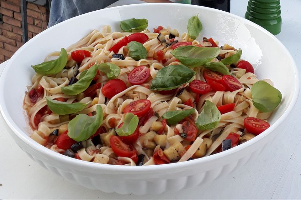 Linguini mit Tomaten und Auberginen