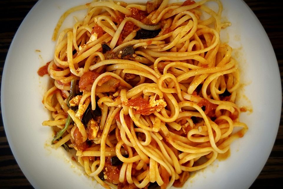 Linguini mit Tomaten und Auberginen