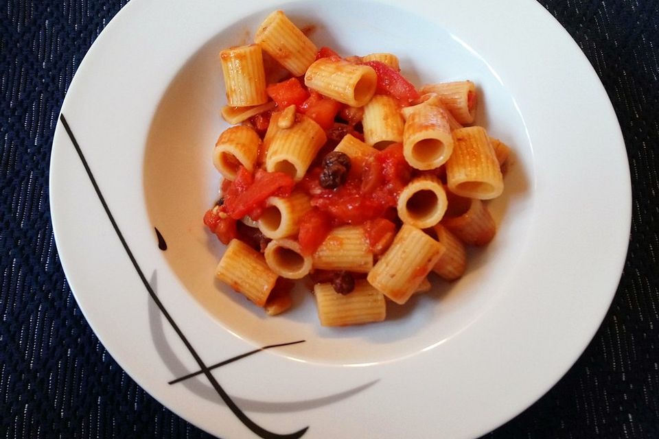 Pasta mit gegrillten Tomaten-Pinienkernen-Rosinen und Sardellen