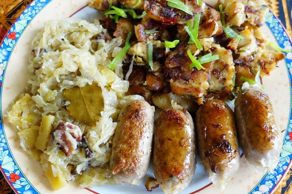 Nürnberger Bratwürste an Ananaskraut mit Brezenknödel in Scheiben