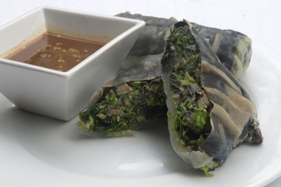 Nori-Reispapier-Frühlingsrolle mit Wakame-Pilz-Füllung