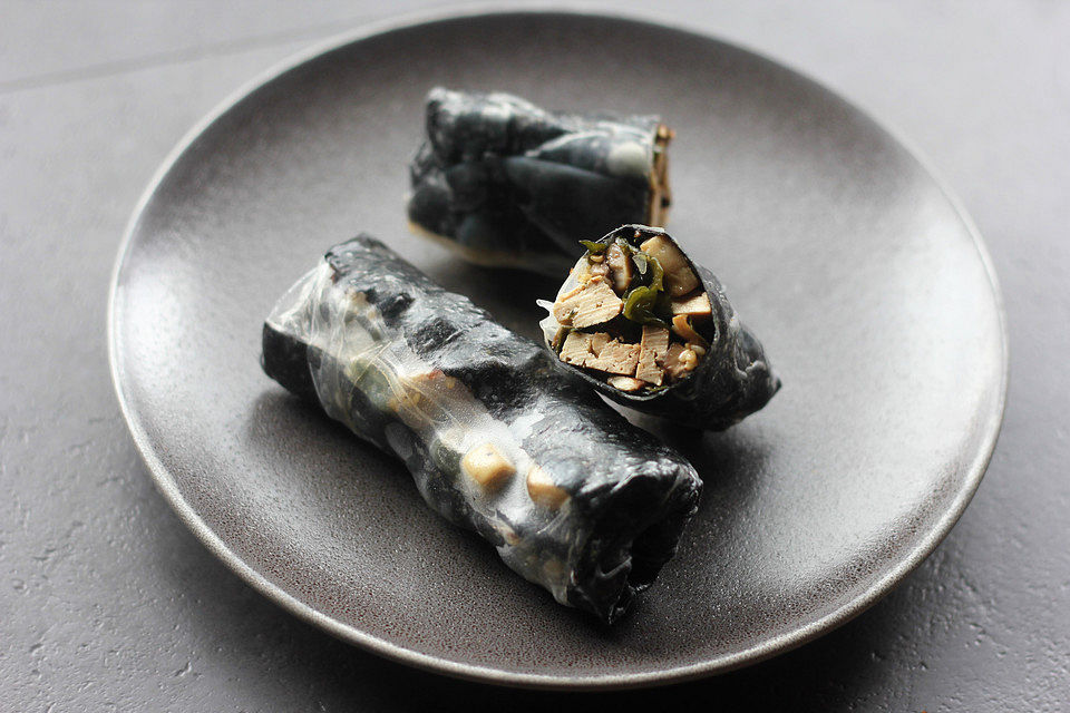 Nori-Reispapier-Frühlingsrolle mit Wakame-Pilz-Füllung