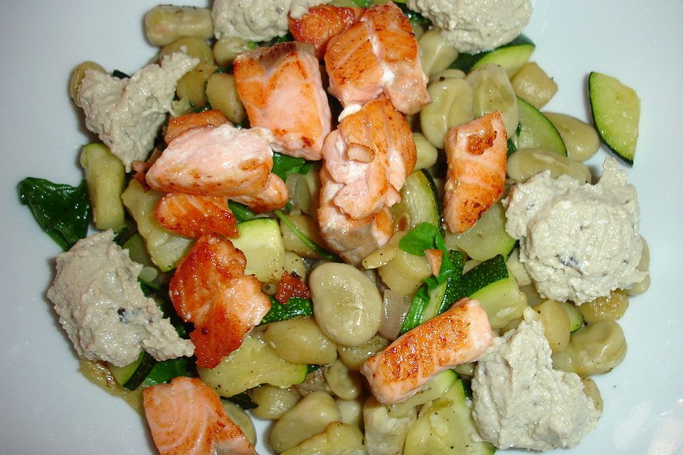 Gnocchi mit Zucchini, dicken Bohnen und Lachs