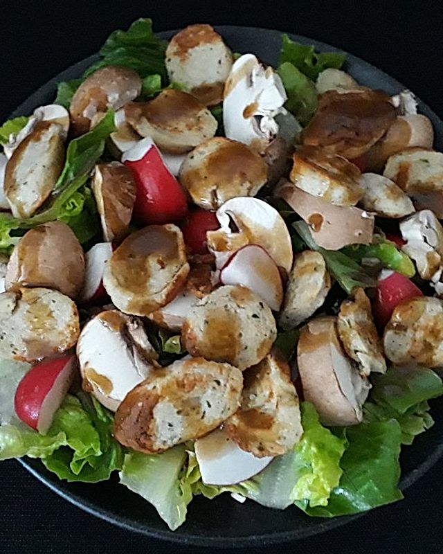 Weißwurst-Salat mit Champignons und Radieschen