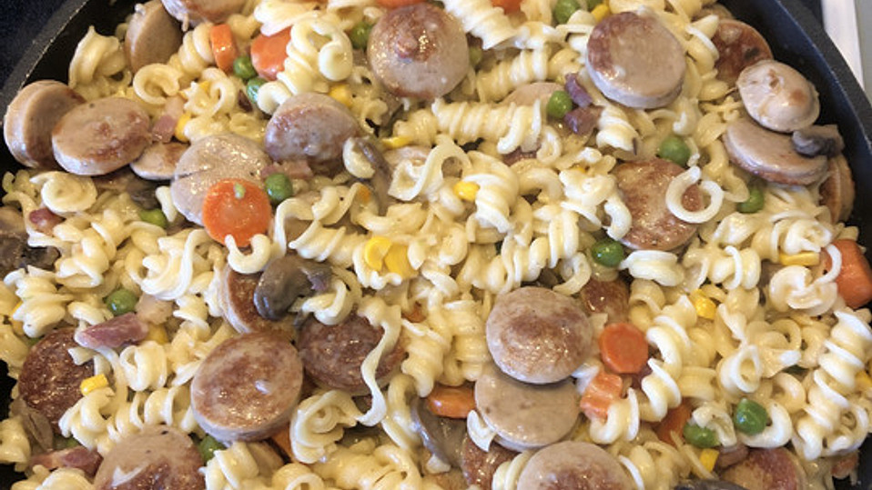 Pikante Bratwurstbrät-Nudelpfanne von Lekip