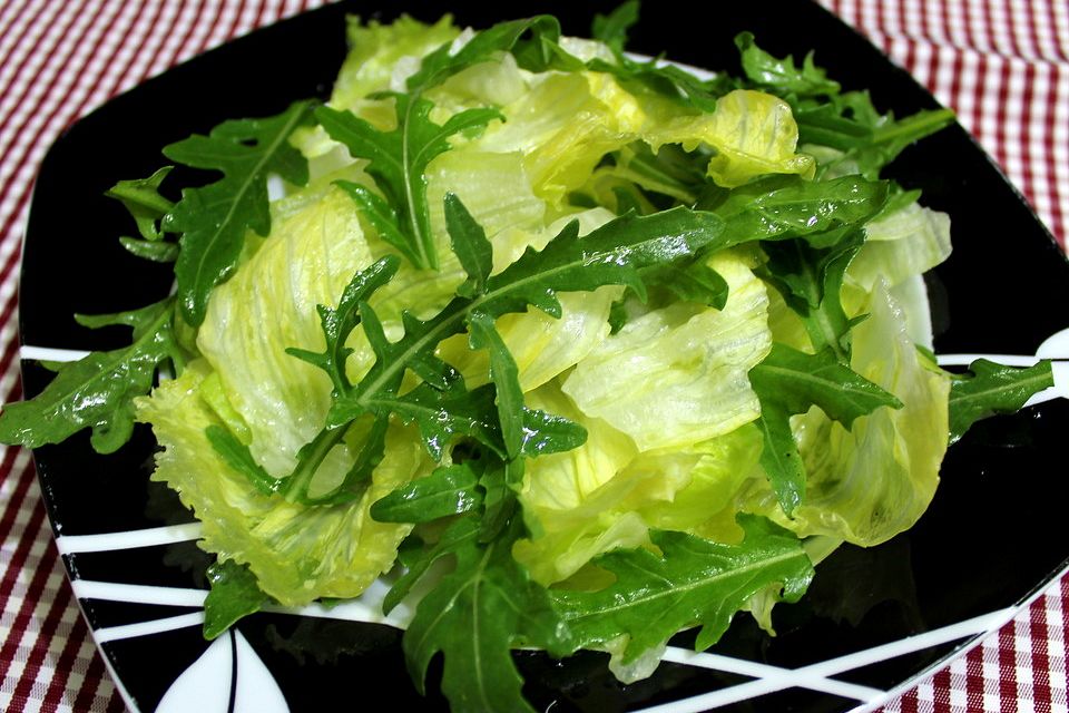 Eisberg-Rucola-Salat