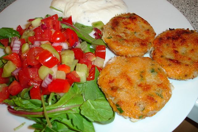 Süßkartoffelbratlinge mit Joghurtdip und Kachumber von dodith| Chefkoch