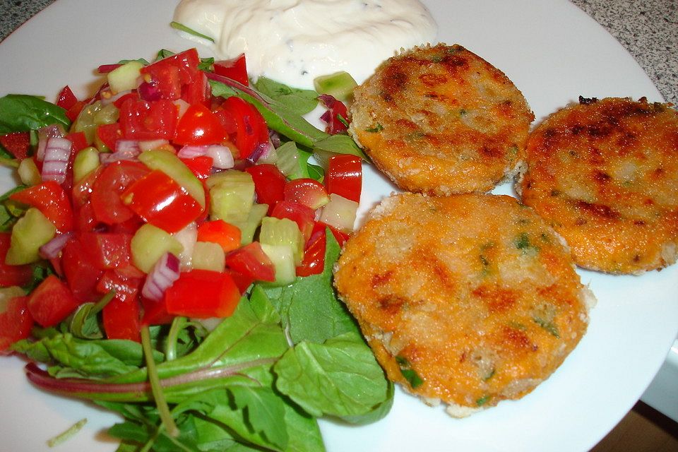 Süßkartoffelbratlinge mit Joghurtdip und Kachumber