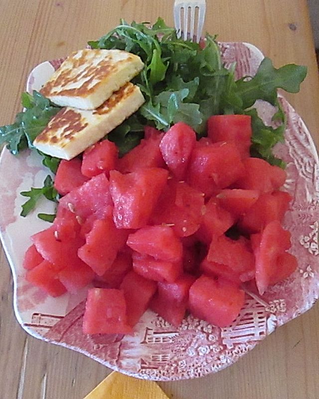 Gekühlter Sommersalat aus Rucola und Melone mit Haloumi