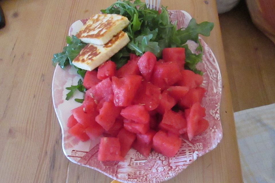 Gekühlter Sommersalat aus Rucola und Melone mit Haloumi