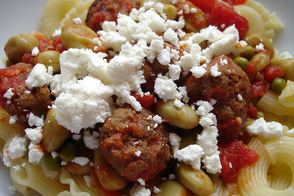 Hackbällchen in Tomatensauce mit dicken Bohnen