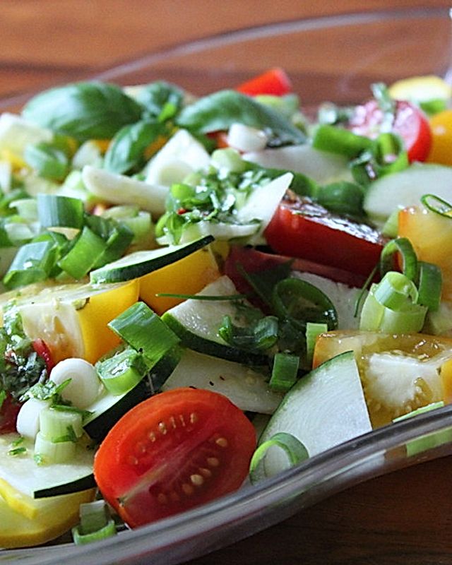 Bunter Tomaten-Zucchini-Salat