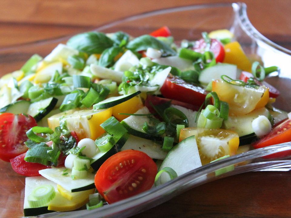 Bunter Tomaten-Zucchini-Salat von ManuGro | Chefkoch