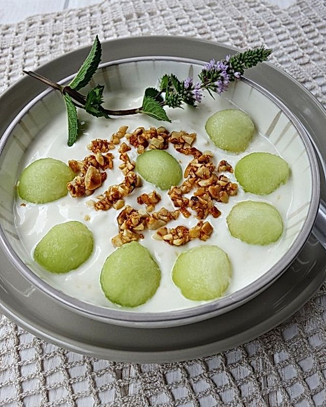Galia Melone-Joghurt-Dessert mit Mandelkrokant
