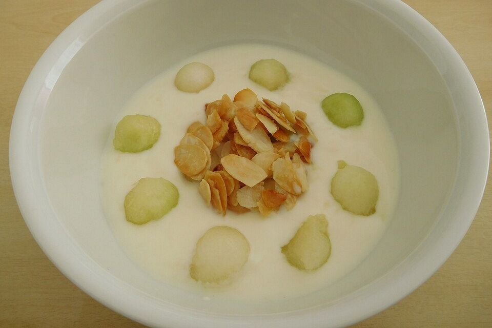 Galia Melone-Joghurt-Dessert mit Mandelkrokant