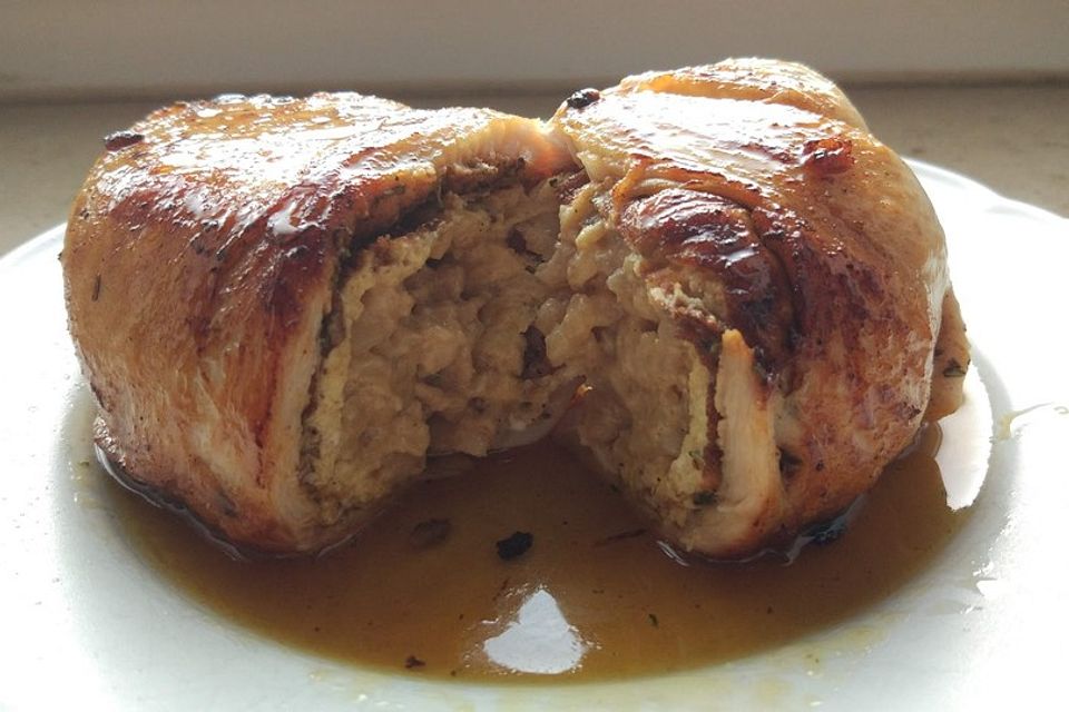 Hähnchenroulade gefüllt mit Hähnchenrisotto in Omlett