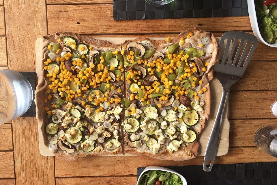 Dinkelflammkuchen mit Gemüse und Feta