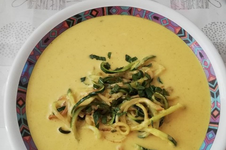 Orientalische Joghurt-Zitronensuppe mit Zucchini