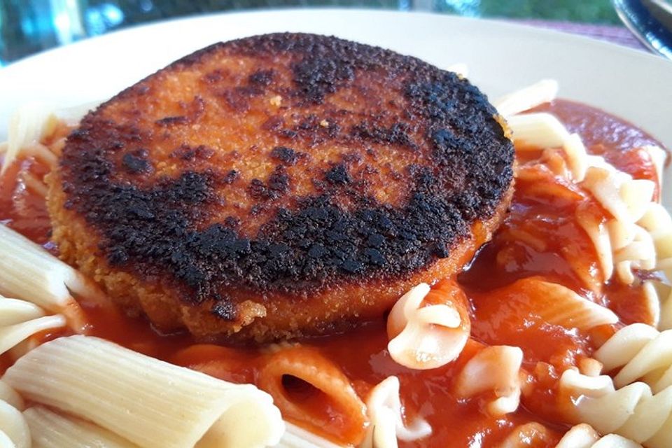 Jägerschnitzel mit Nudeln und Tomatensoße