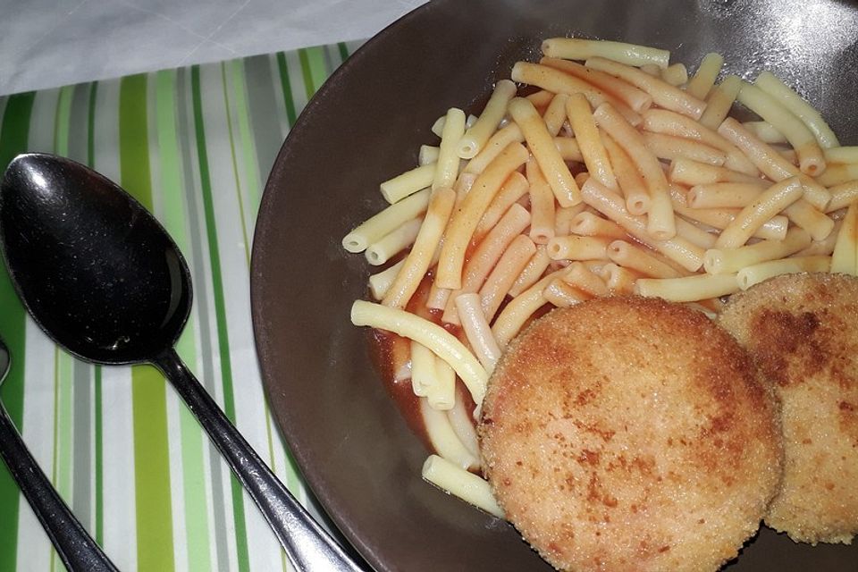 Jägerschnitzel mit Nudeln und Tomatensoße