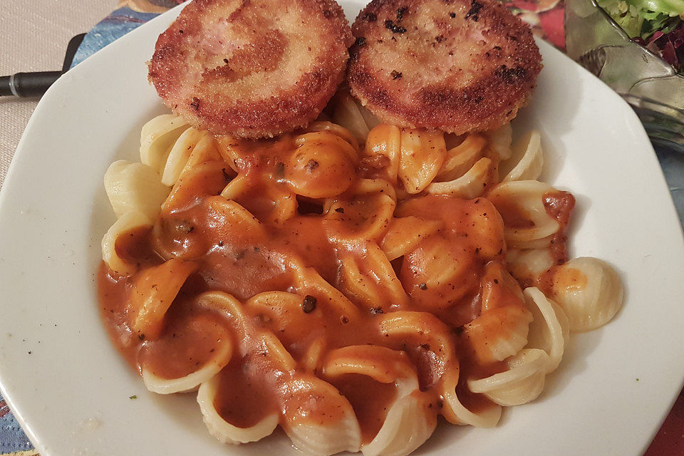 Jägerschnitzel mit Nudeln und Tomatensoße