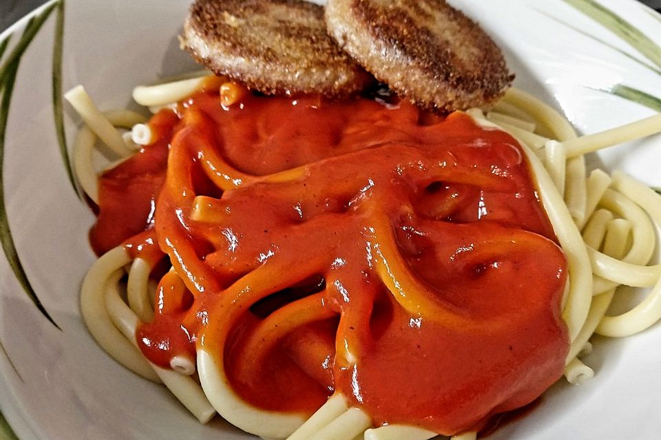 Jägerschnitzel mit Nudeln und Tomatensoße