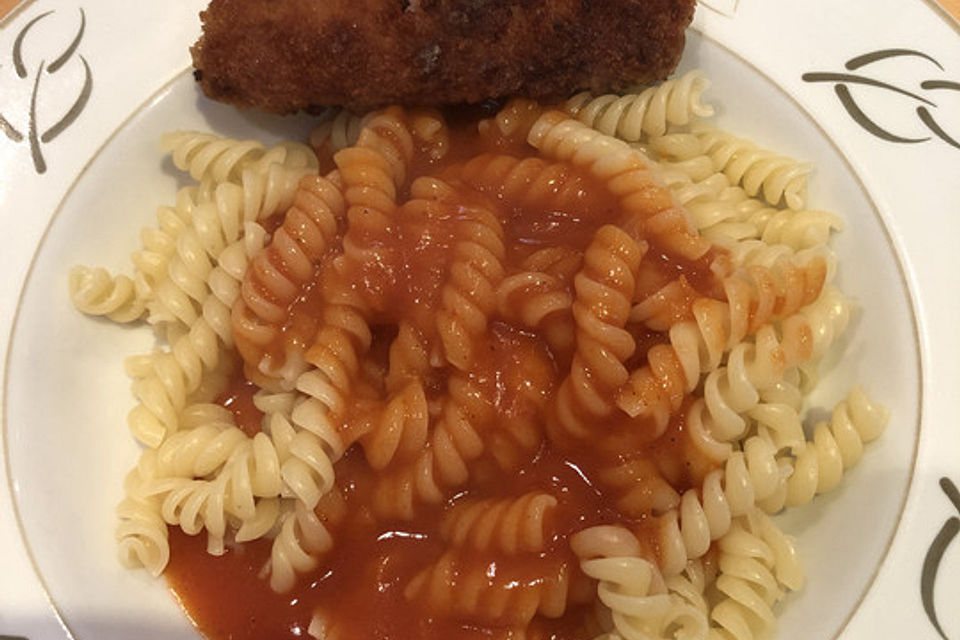 Jägerschnitzel mit Nudeln und Tomatensoße