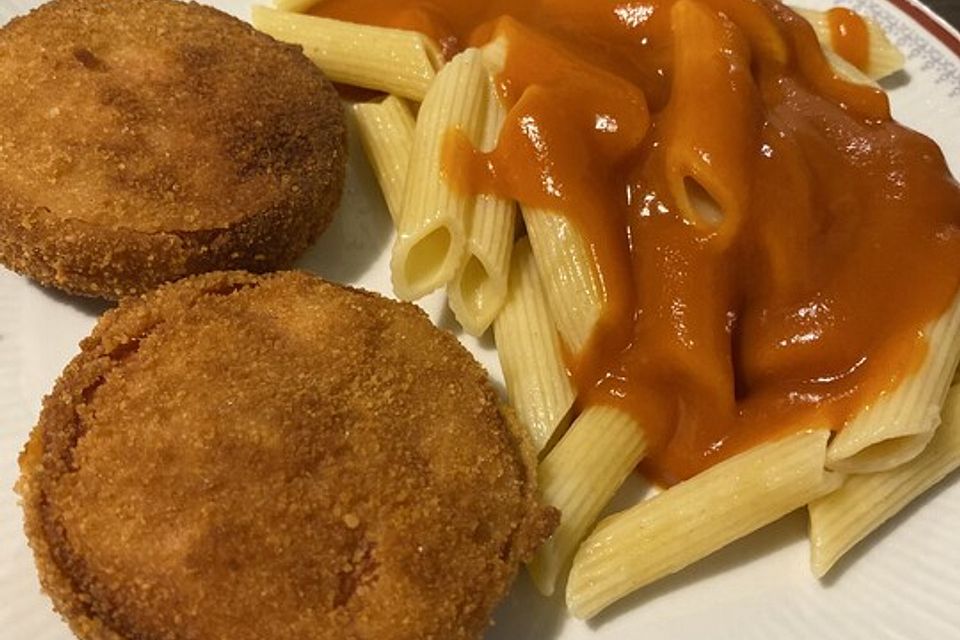 Jägerschnitzel mit Nudeln und Tomatensoße