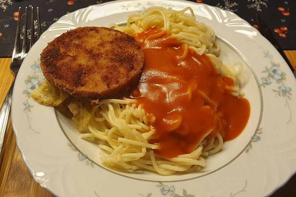 Jägerschnitzel mit Nudeln und Tomatensoße