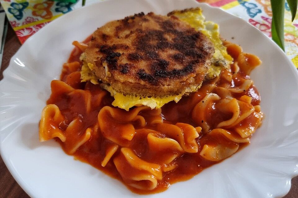 Jägerschnitzel mit Nudeln und Tomatensoße