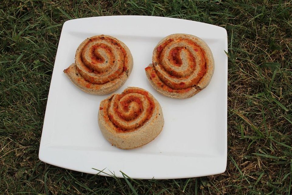 Dinkel-Sauerteig-Schnecken mit Ajvarfüllung