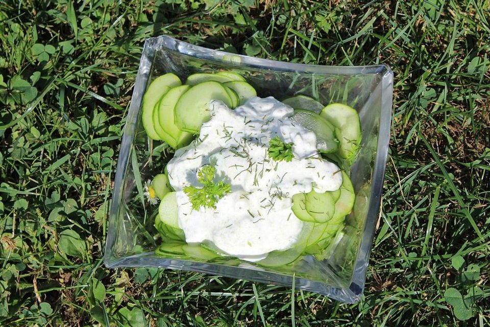 Gurkensalat mit cremigem Kräuterbutter-Dressing