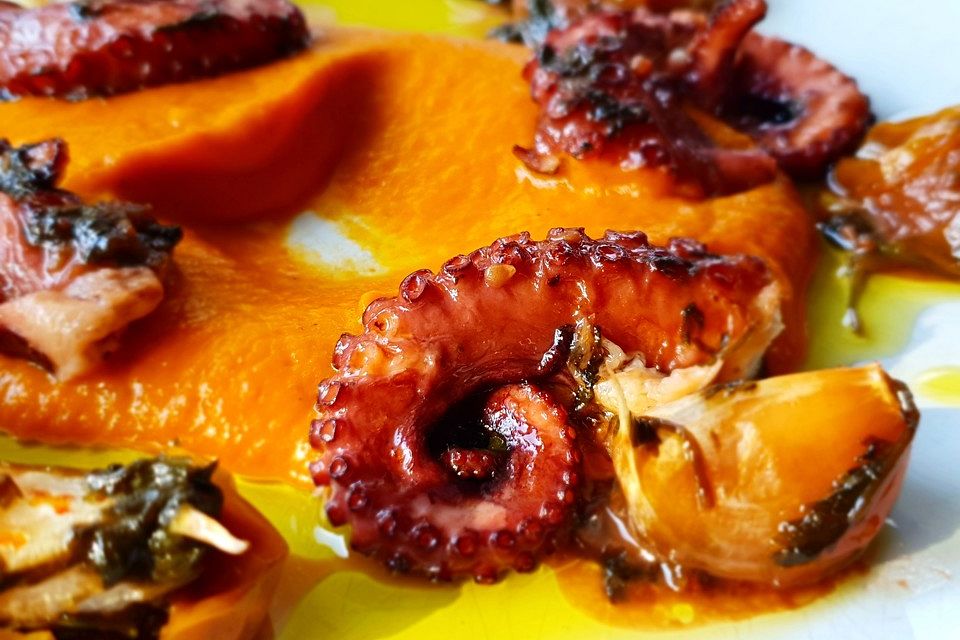 Konfierter Pulpo mit Chakalakapüree