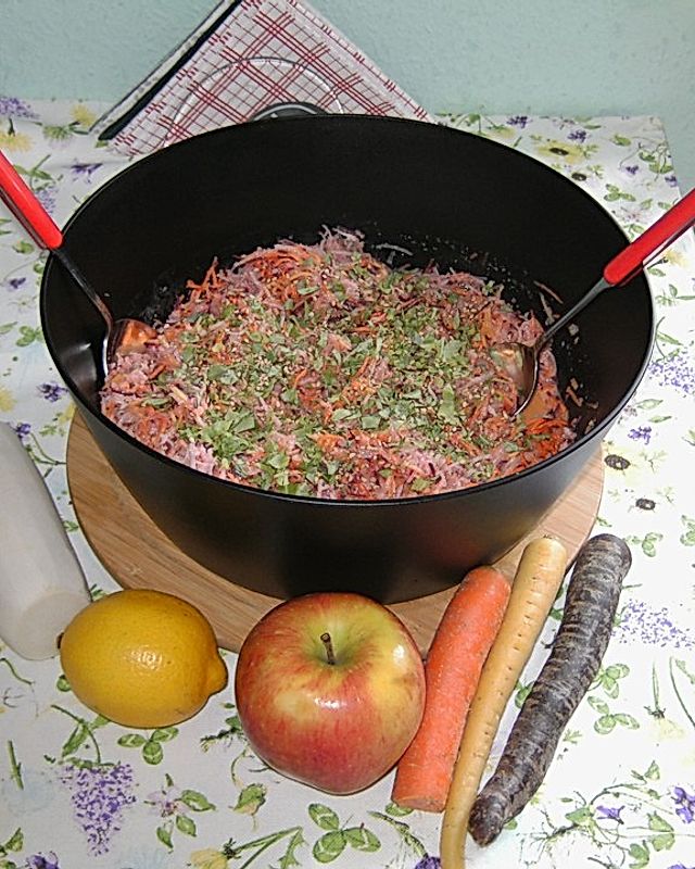 Bunter Karotten-Rettich-Apfel-Salat