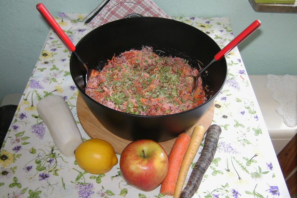 Bunter Karotten-Rettich-Apfel-Salat