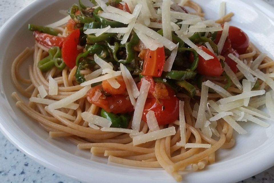 Spaghetti mit Pimientos und Tomaten