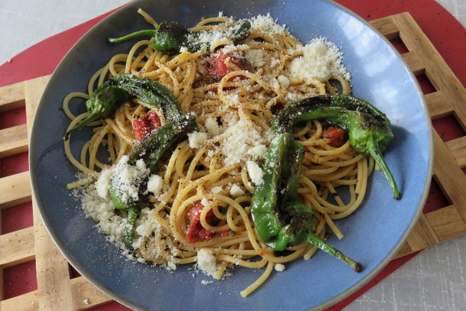 Spaghetti mit Pimientos und Tomaten