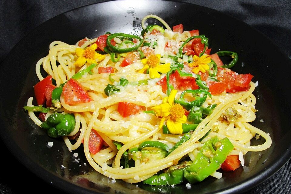 Spaghetti mit Pimientos und Tomaten