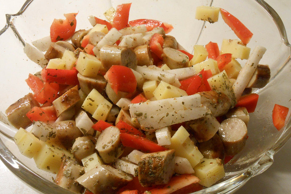 Bratwurstsalat mit Paprika und Rettich