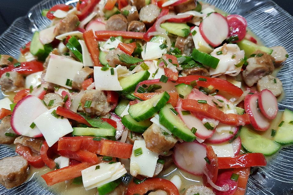 Bratwurstsalat mit Paprika und Rettich