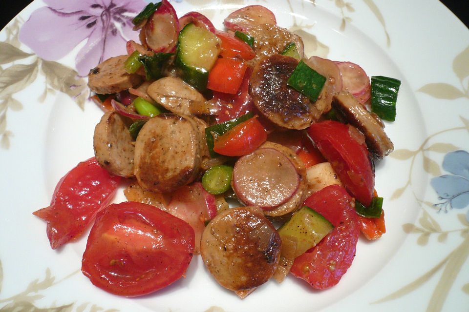 Bratwurstsalat mit Paprika und Rettich