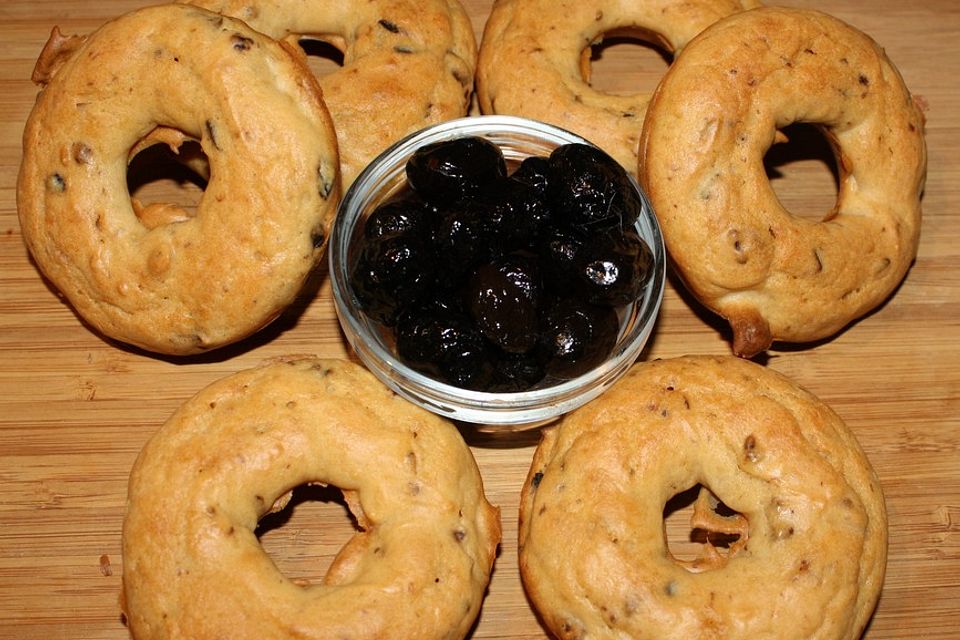 Bagels mit Ziegenfrischkäse und Oliven