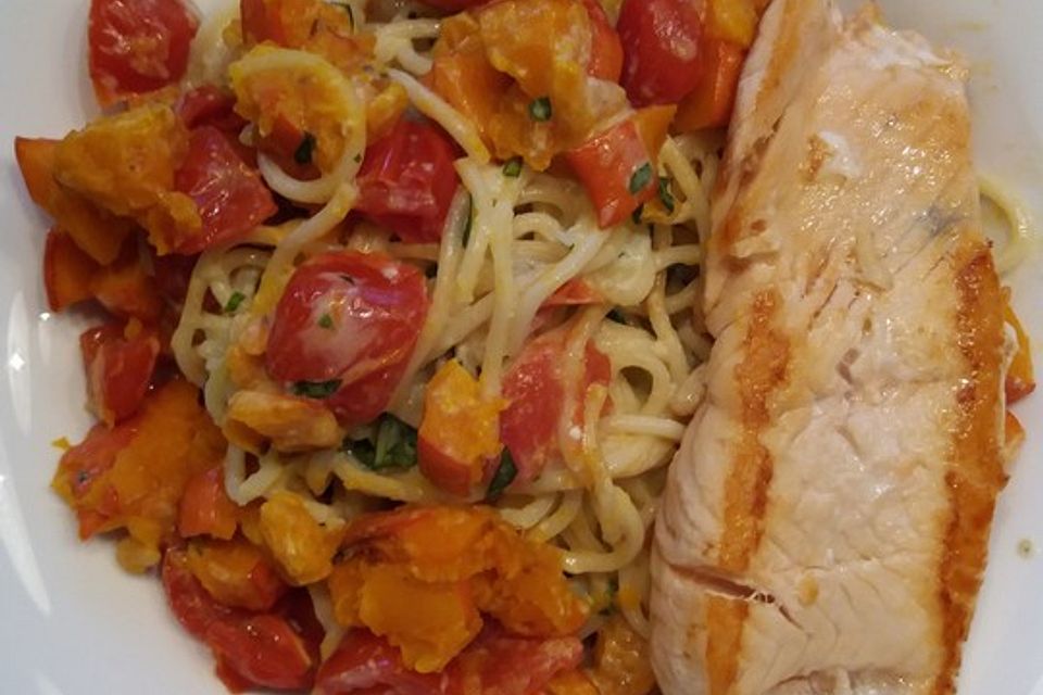 Pasta mit Basilikumsauce, gebackenem Kürbis und Lachs