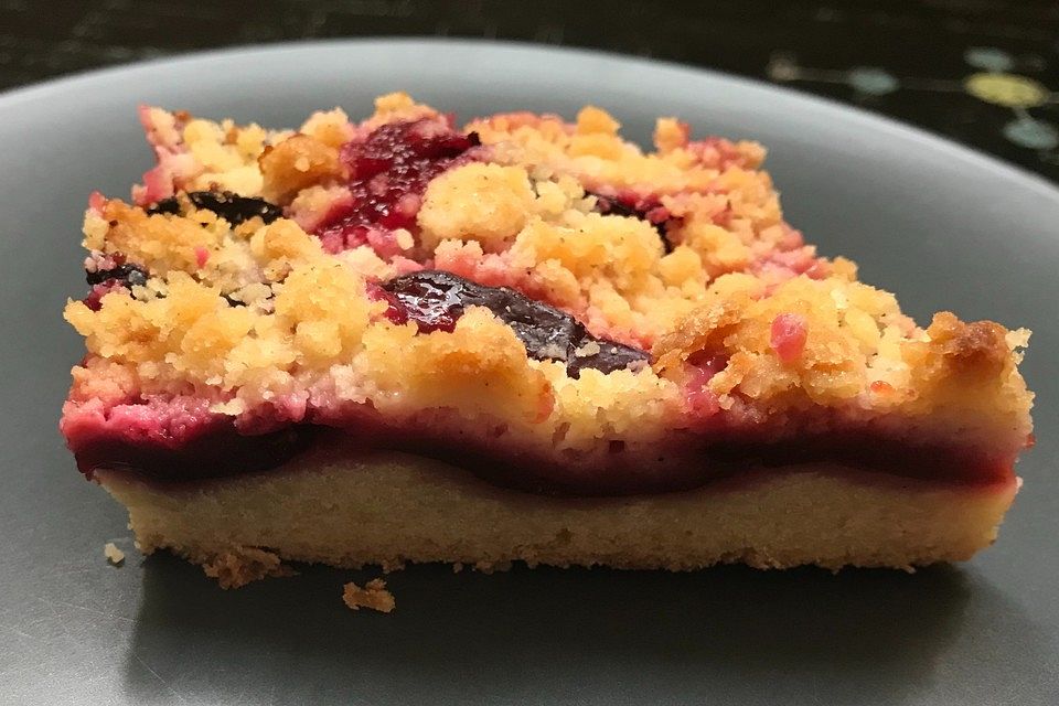 Einfacher Zwetschgenkuchen auf Mürbeteig mit Streuseln