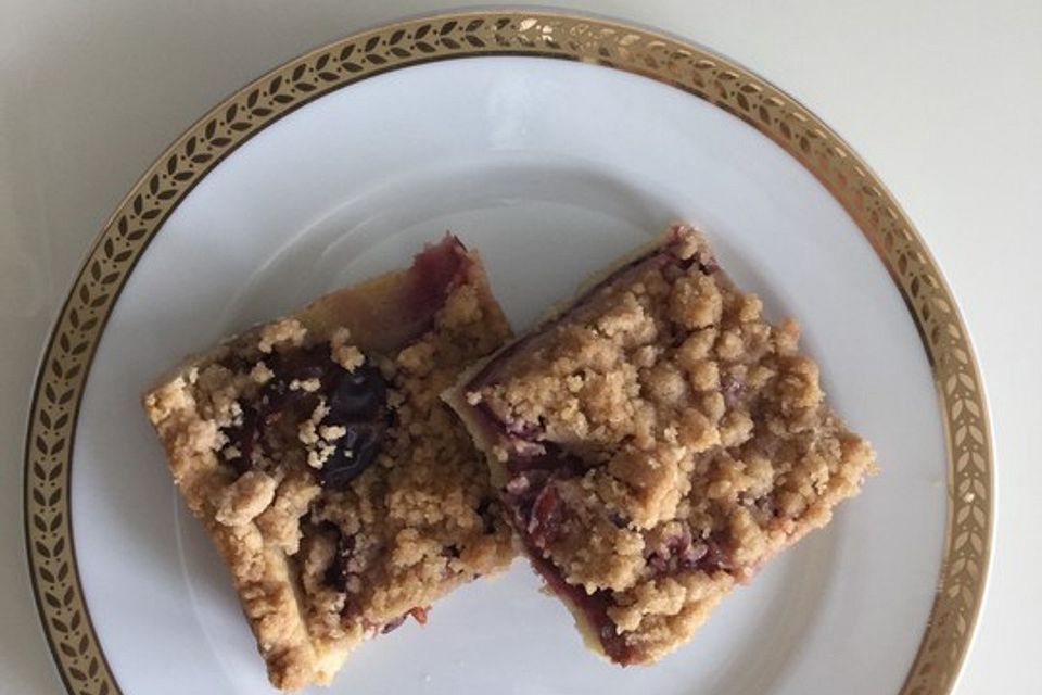 Einfacher Zwetschgenkuchen auf Mürbeteig mit Streuseln