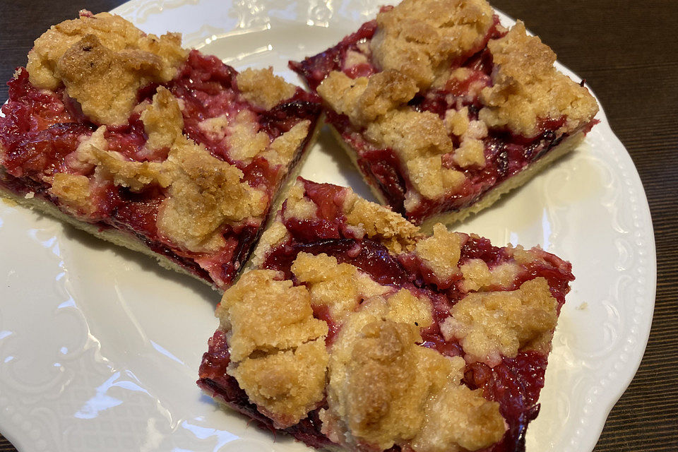 Einfacher Zwetschgenkuchen auf Mürbeteig mit Streuseln